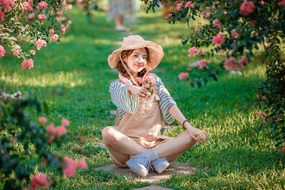 草地年轻戴草帽条纹衫背带裤美女图片